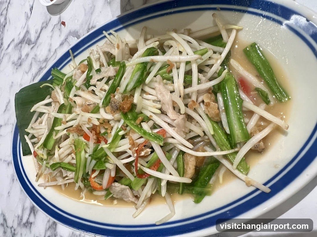 Stir-fried bean sprouts with pork and green onions
