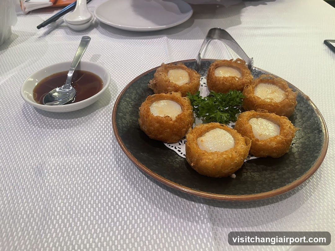 Fried Seafood Dumplings with Sauce