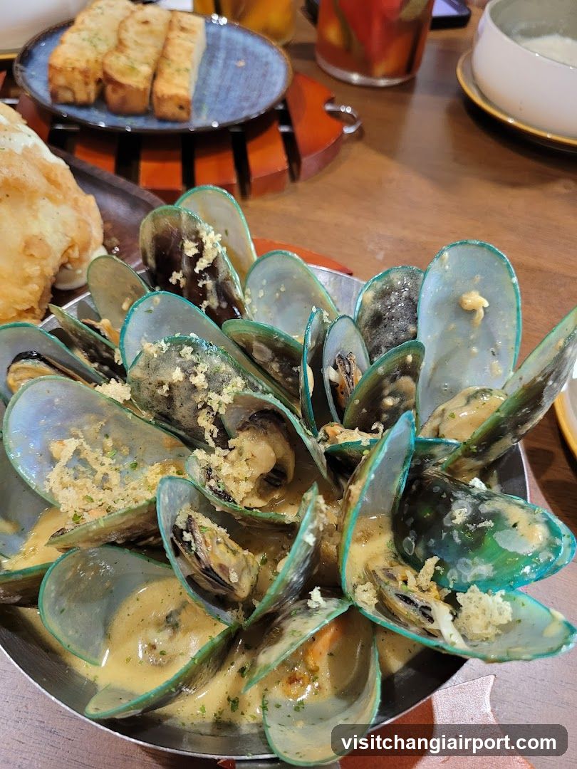 Mussels in Cream Sauce with Garlic Bread