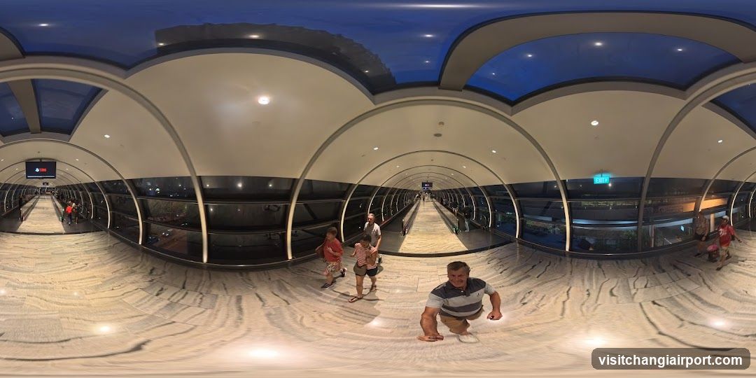 360-degree view of an indoor walkway